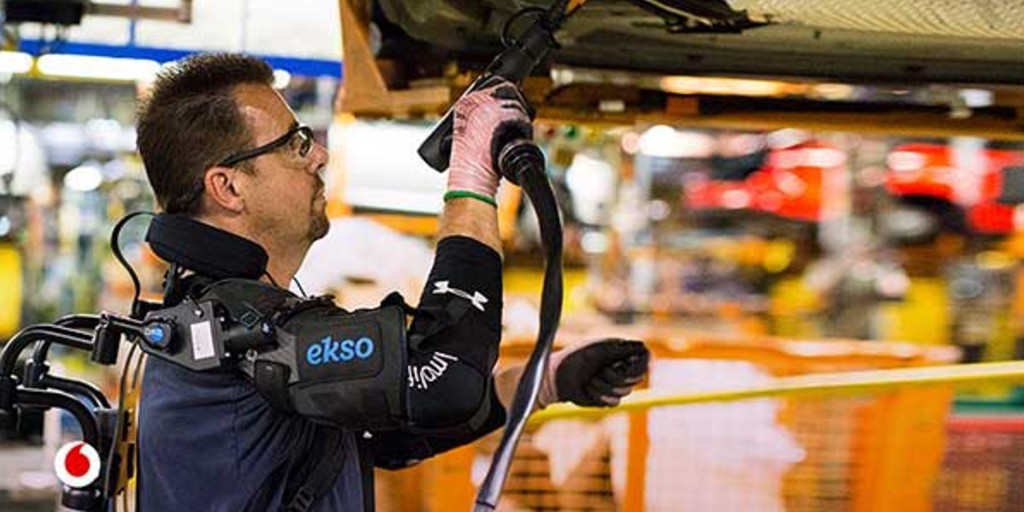 Así son los «ciborgs» que fabrican los coches y mejoran la ergonomía